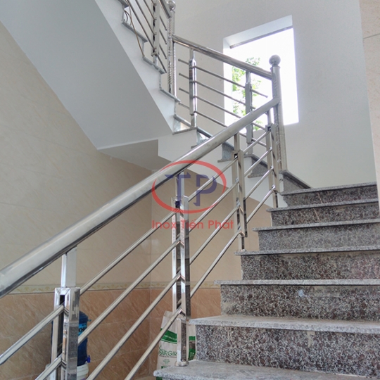 Mẫu lan can inox phối hợp với bậc granite
